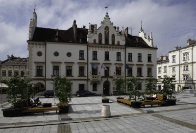 P&oacute;łnocna elewacja Ratusza z powt&oacute;rzoną attyką nad tr&oacute;josiowym pseudoryzalitem wejścia. Fot. Bogdan Szczupaj Galeria Fotografii Miasta Rzeszowa